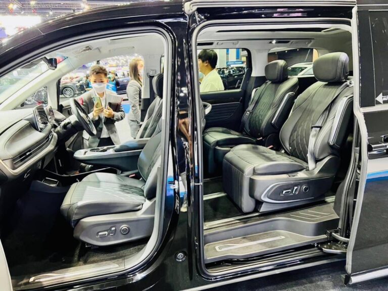 MG MAXUS 9 รถไฟฟ้า 100% รุ่น X ราคา 2,499,000 บาท รุ่น V ราคา 2,699,000 บาท