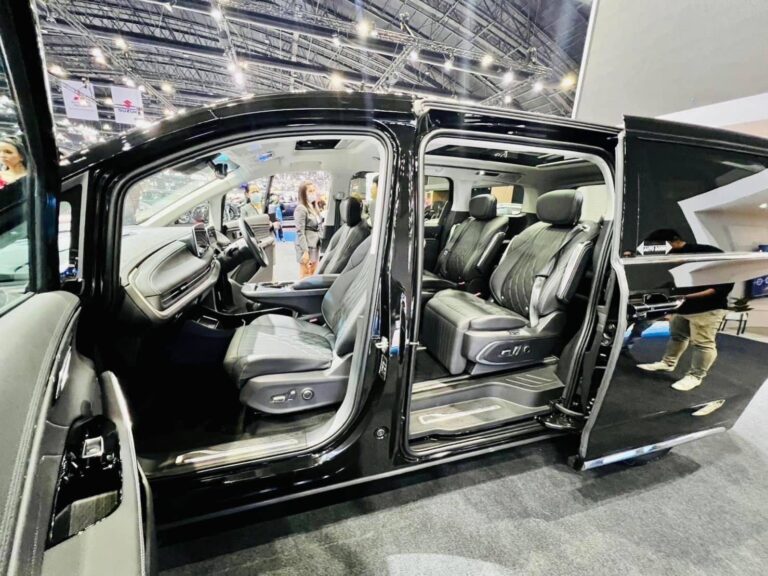 MG MAXUS 9 รถไฟฟ้า 100% รุ่น X ราคา 2,499,000 บาท รุ่น V ราคา 2,699,000 บาท